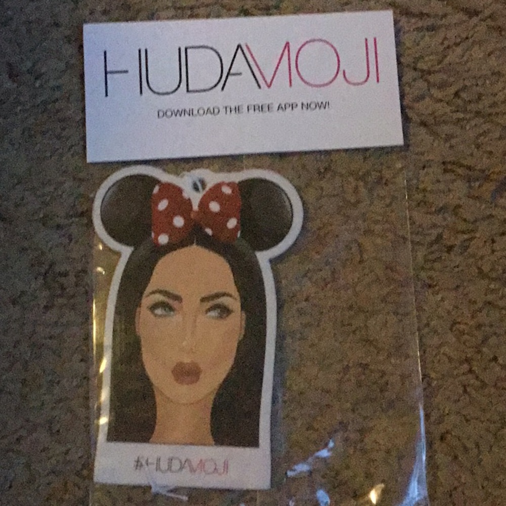 Huda beauty card with car freshner - Picture 3 of 3